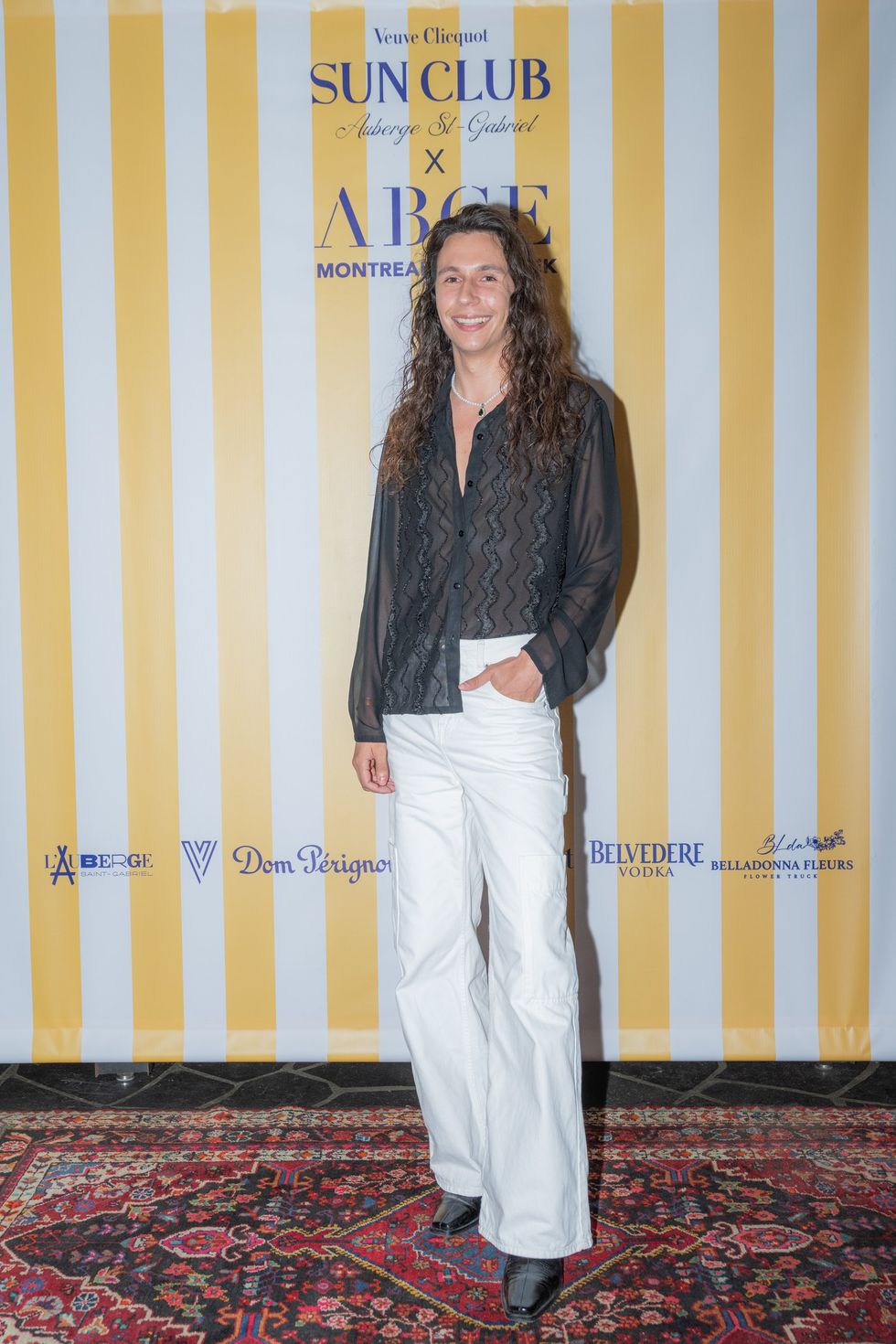 Maxence Garneau sur le tapis rouge du Grand Prix de la F1 \u00e0 l'Auberge Saint-Gabriel.