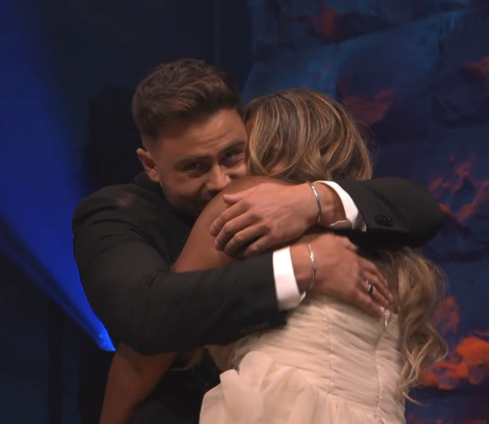 Mia et Simon d'Occupation Double Andalousie qui se prennent dans les bras l'un de l'autre.