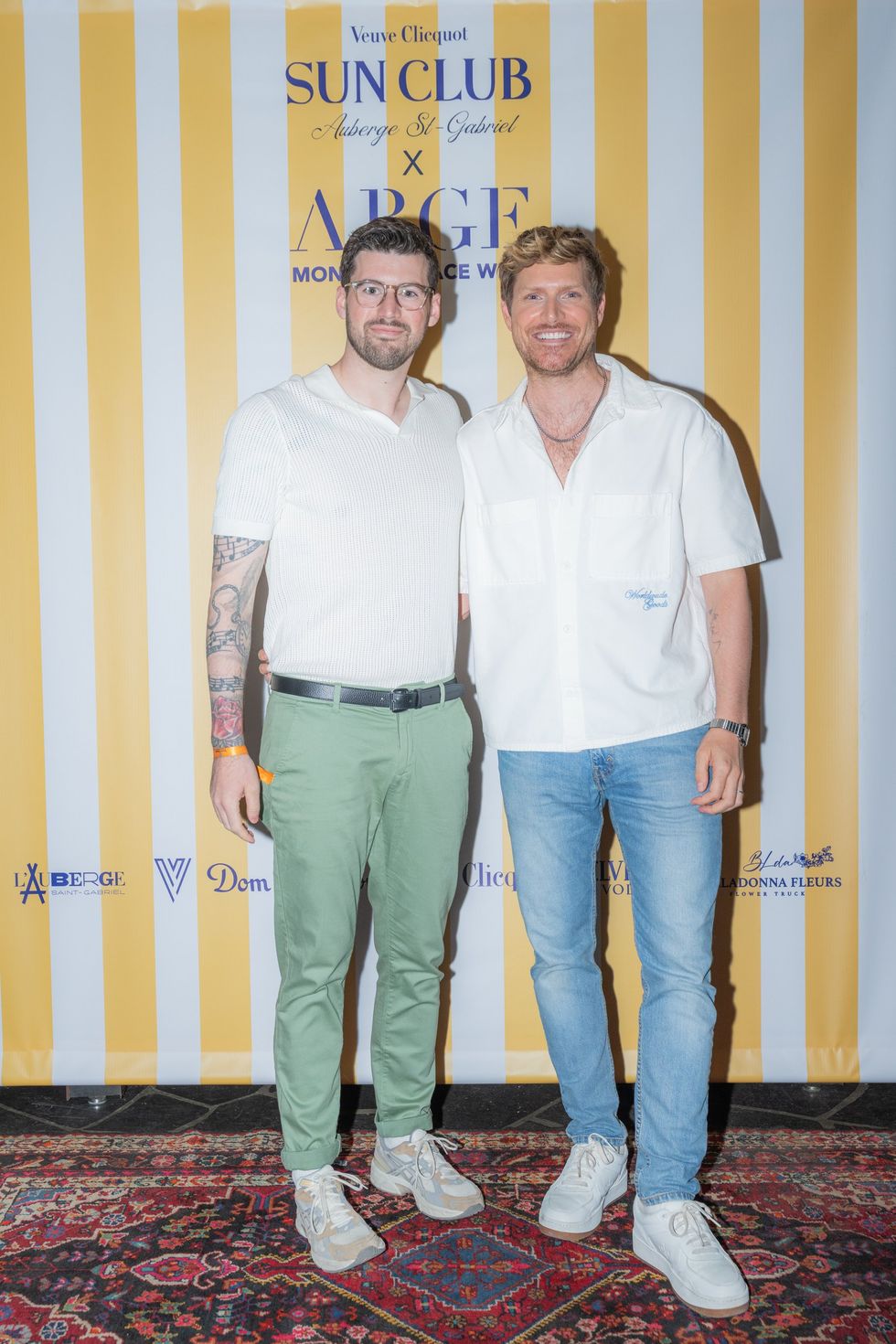 Miguel Bouchard et P.O Beaudoin sur le tapis rouge du Grand Prix de la F1 \u00e0 l'Auberge Saint-Gabriel.
