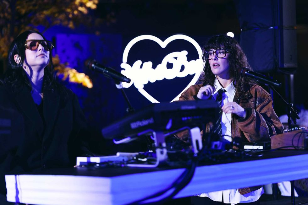 Milk & Bone lors d\u2019une performance musicale en plein air.