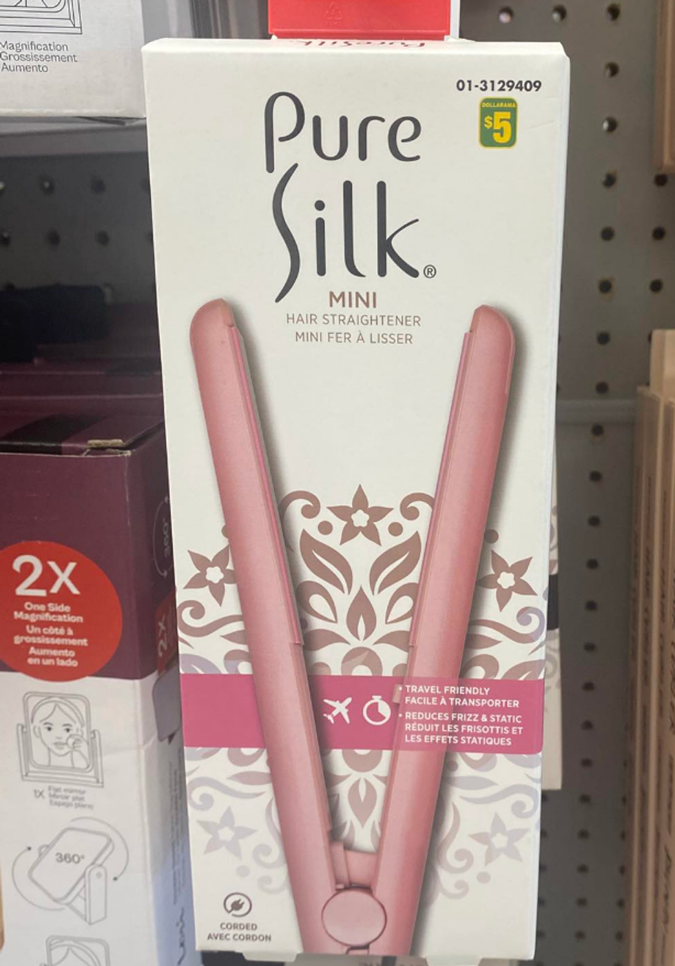 Mini fer \u00e0 lisser rose Pure Silk expos\u00e9 dans sa bo\u00eete sur les tablettes du Dollarama.