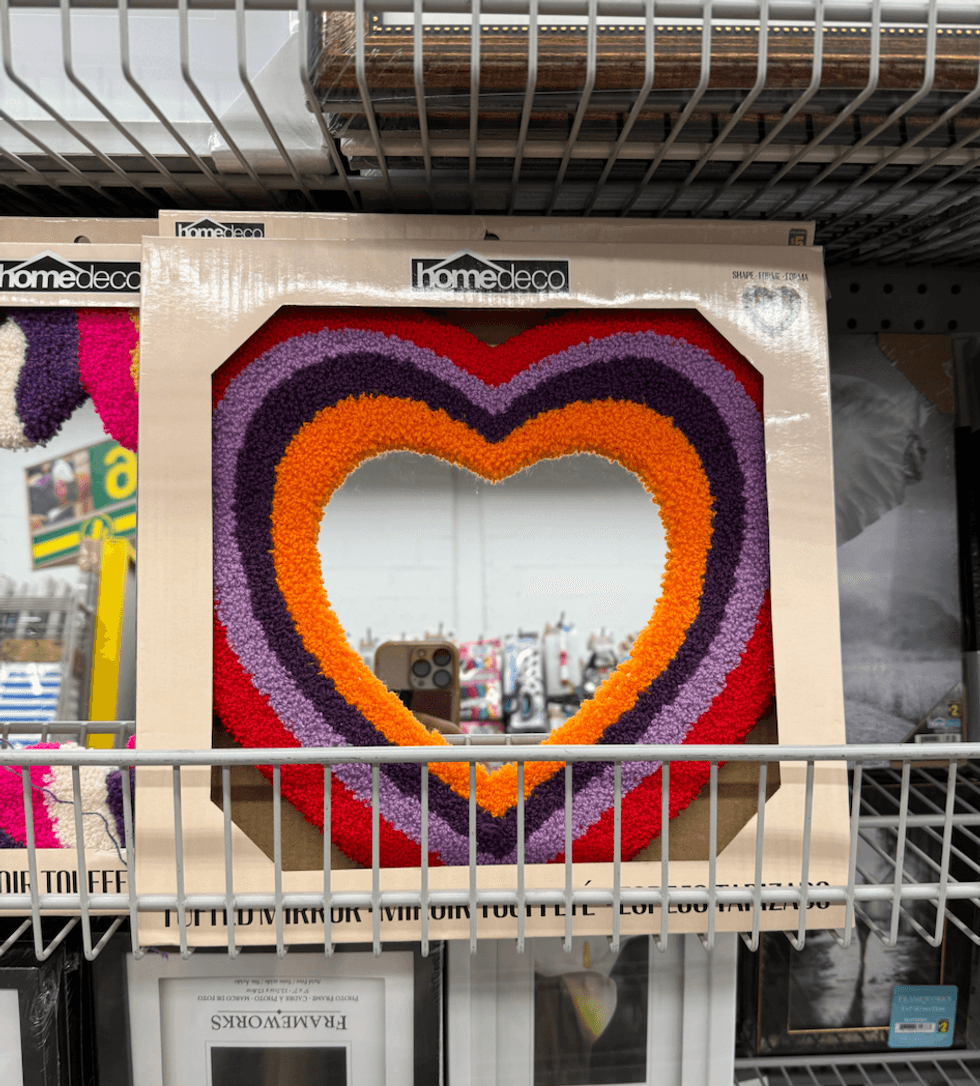 Miroir d\u00e9coratif en forme de c\u0153ur avec contour textur\u00e9 multicolore.