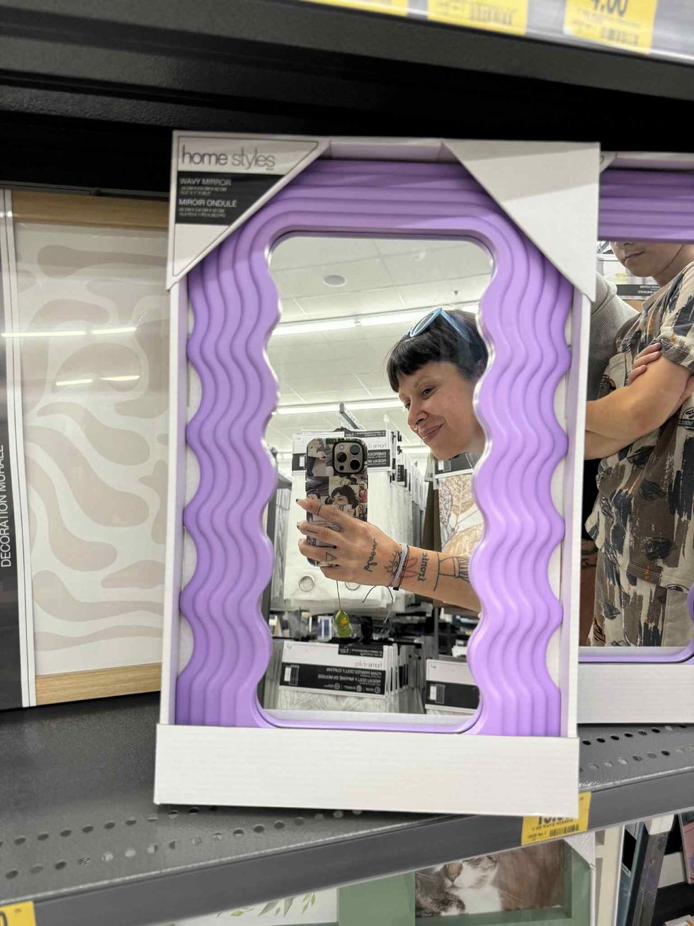 Miroir ondul\u00e9 mauve en vente chez Tigre G\u00e9ant.