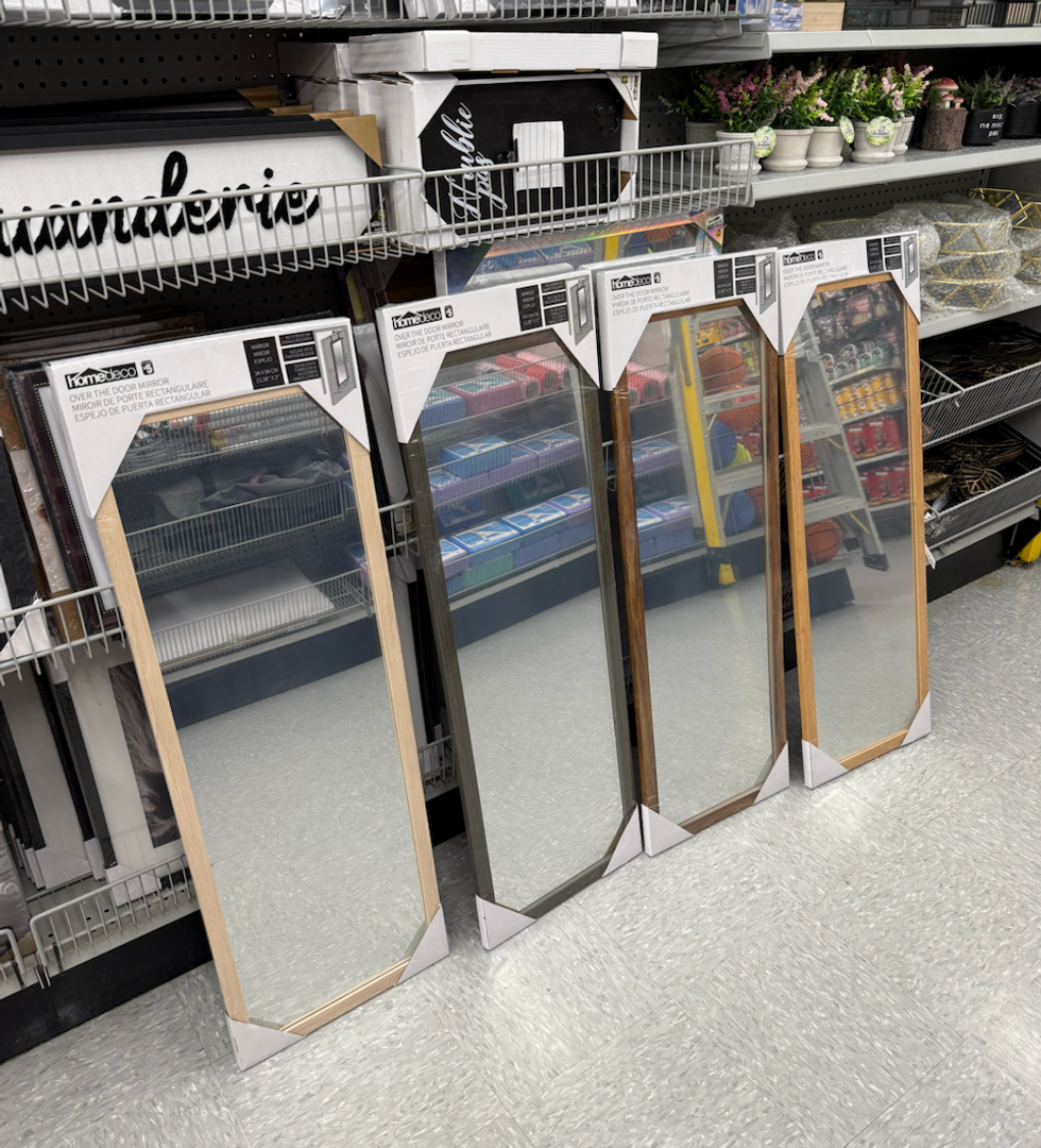 Miroirs rectangulaires \u00e0 cadre de bois du Dollarama.