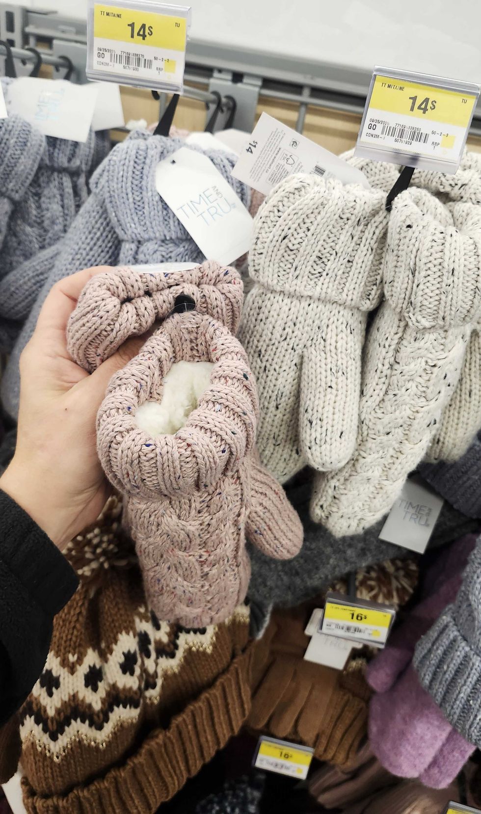 Mitaines tricot\u00e9es Time and Tru.