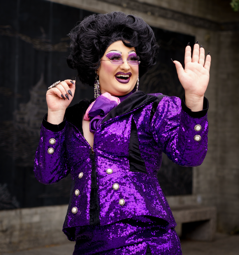 Mona de Grenoble v\u00eatue d'un ensemble mauve \u00e0 paillettes.