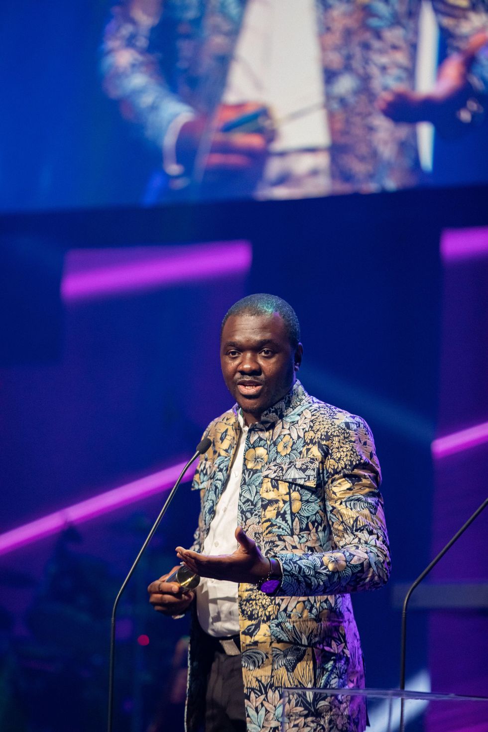 Moridja Kitenge a remport\u00e9 le titre de l'artiste arts visuels de l'ann\u00e9e au Gala Dynastie.