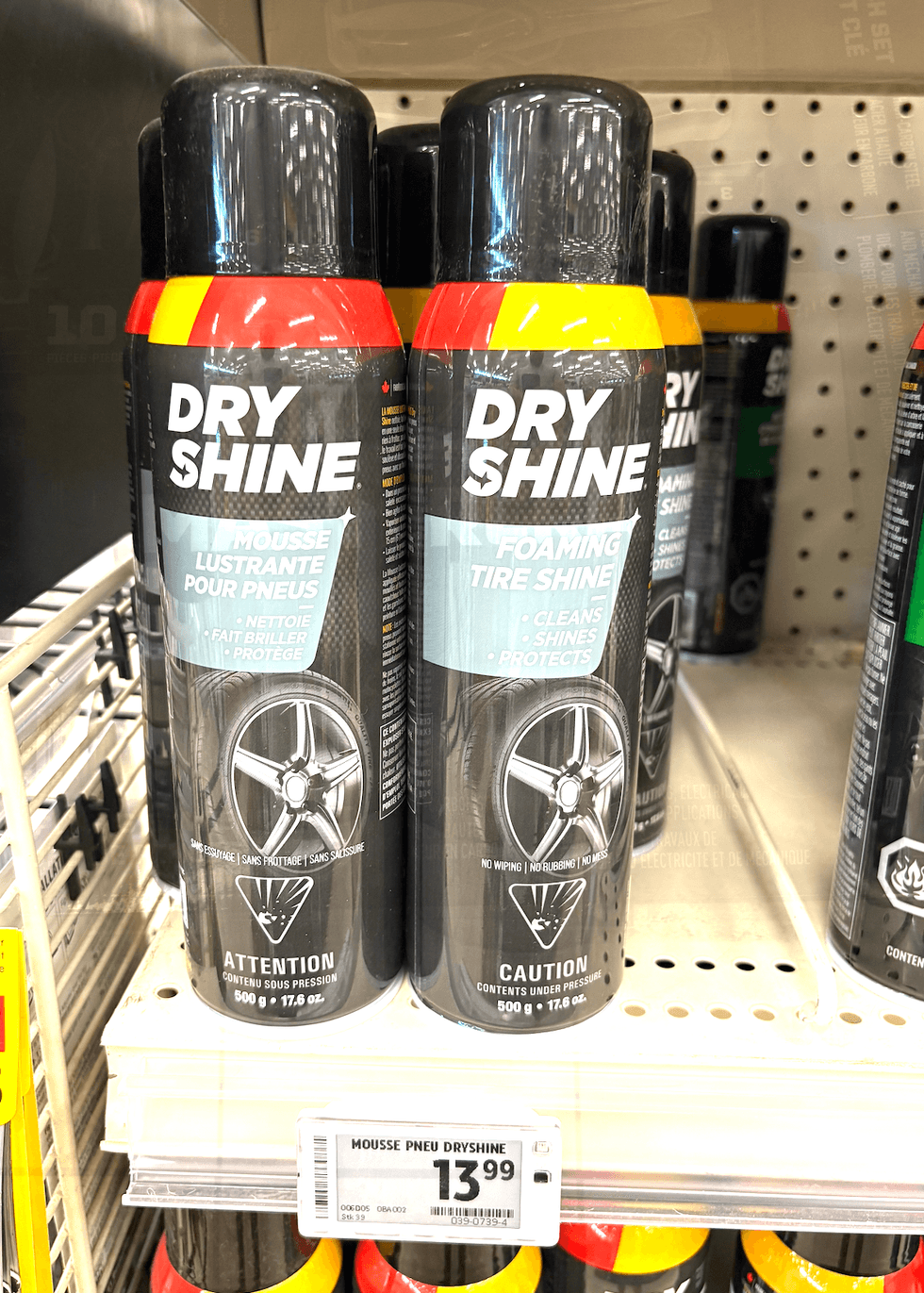 Mousse lustrante pour pneus sur les tablettes du Canadian Tire.