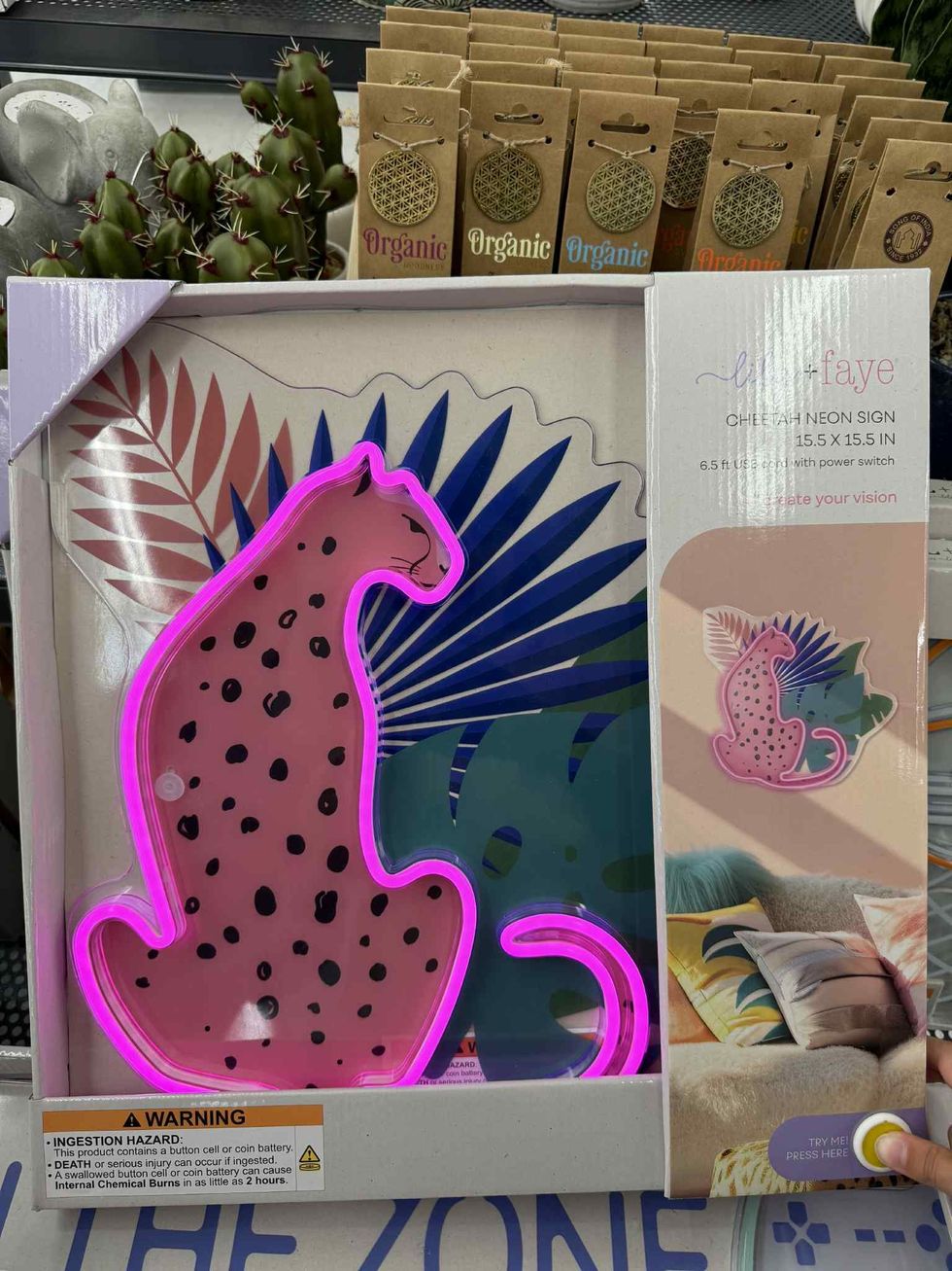 N\u00e9on rose en forme de gu\u00e9pard pouvant \u00eatre accroch\u00e9 au mur disponible au Tigre G\u00e9ant.