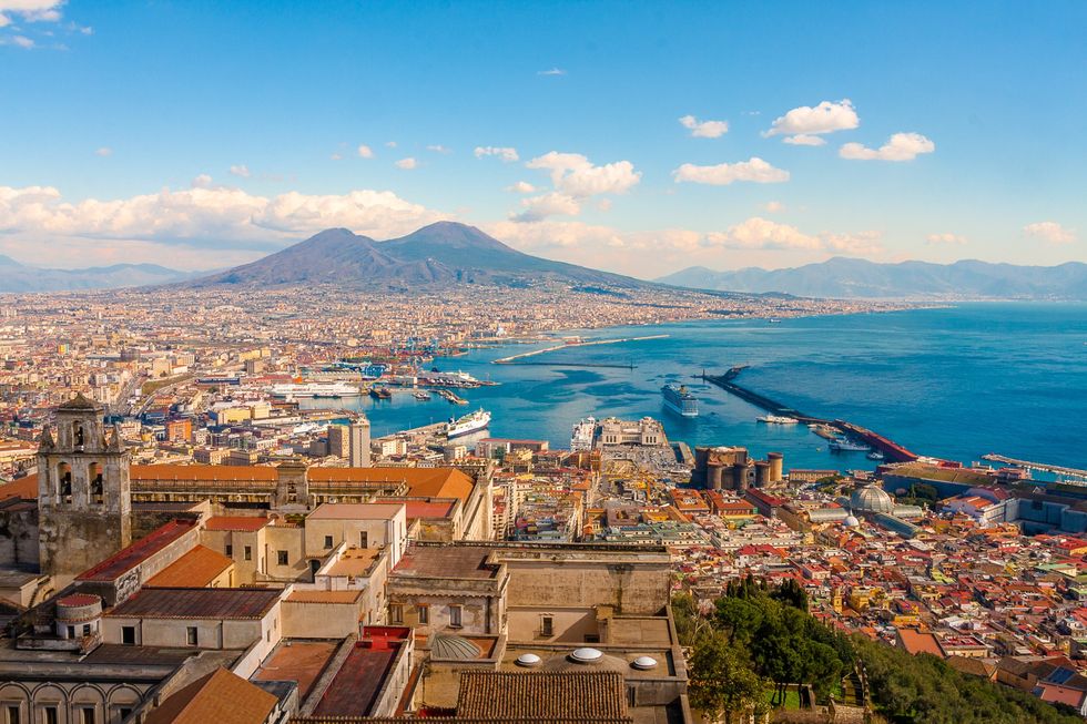 Naples, en Italie, se trouve \u00e0 seulement 12 km du mont V\u00e9suve.