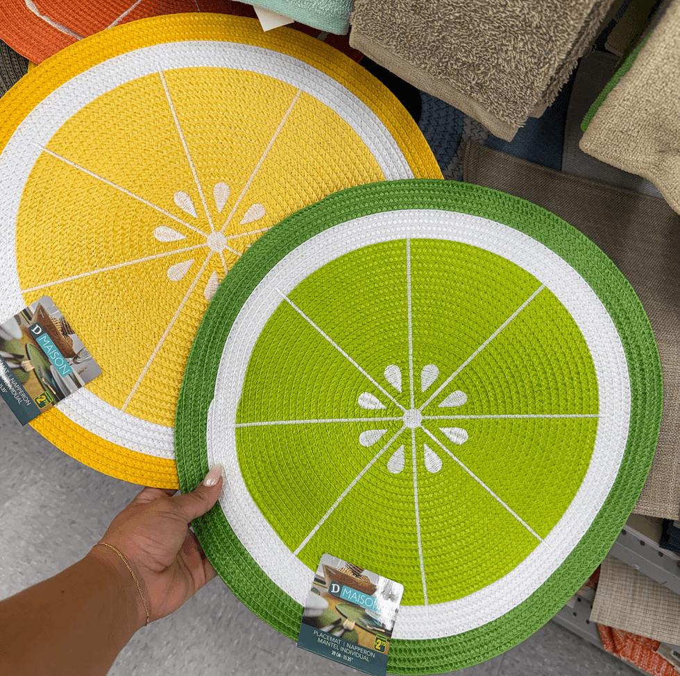 Napperons au look agrumes dans une main au Dollarama.