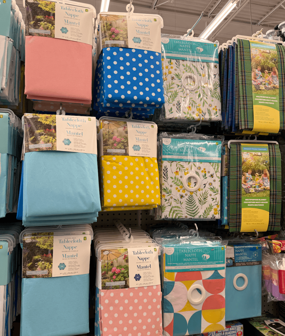 Nappes \u00e0 motifs color\u00e9s sur les \u00e9tag\u00e8res du Dollarama.