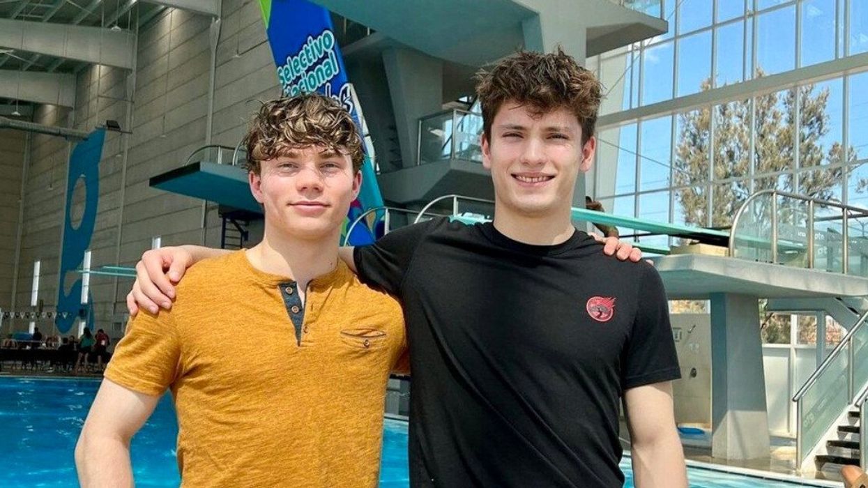 Nathan Zsombor-Murray et Thomas Ciprick se tiennent par l'épaule devant une grande piscine et des plongeoirs.