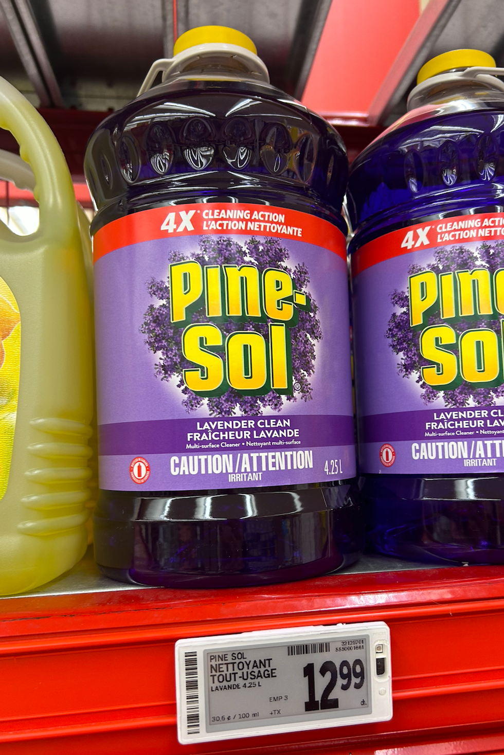 Nettoyant multi-surfaces de Pine-Sol dans les rayons du Super C.