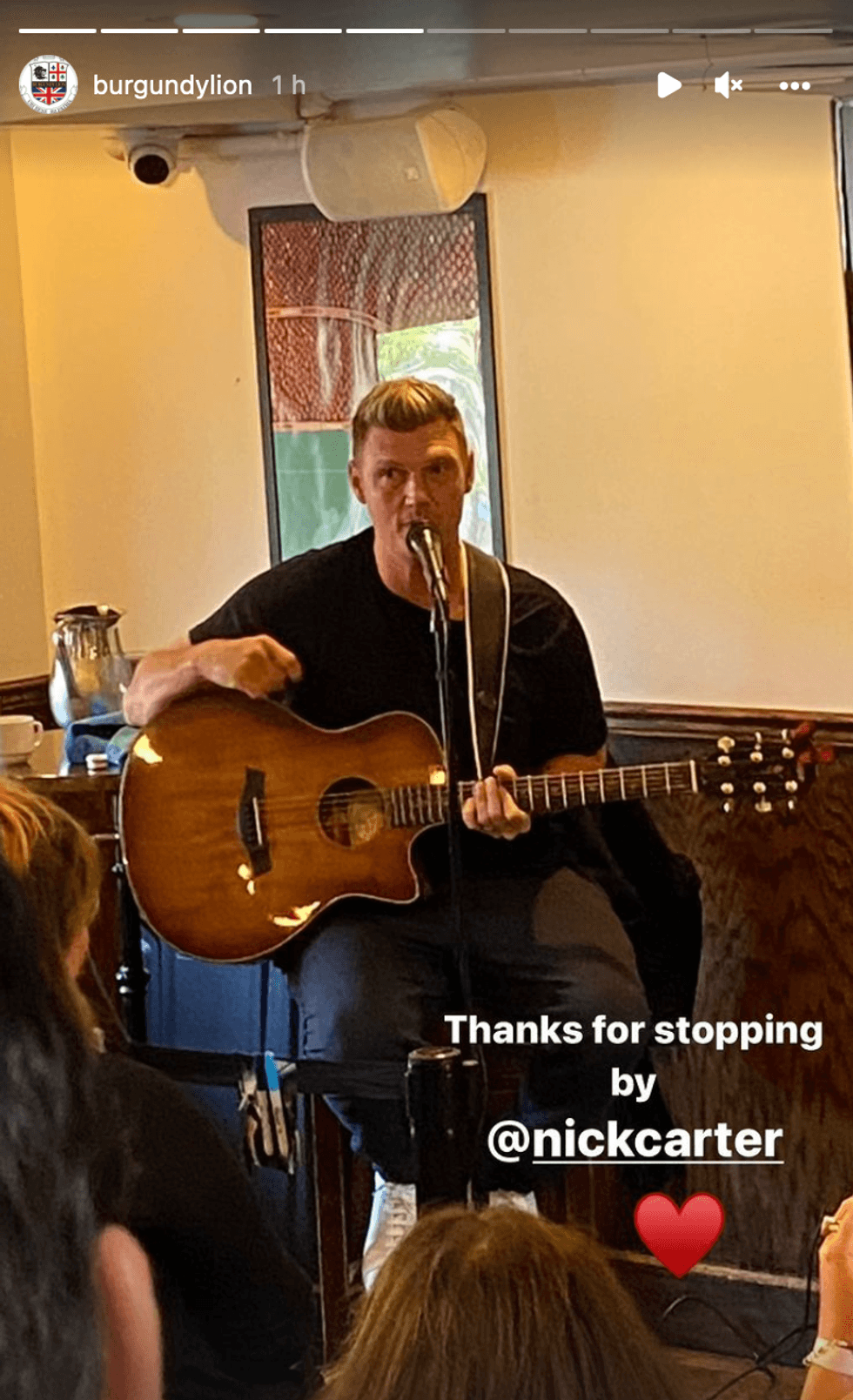 Nick Carter performant au Burgundy Lion Pub.