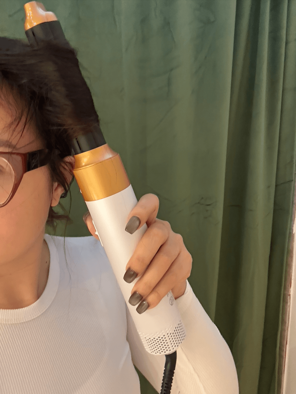 No\u00e9mi qui boucle ses cheveux avec la brosse 5-en-1.