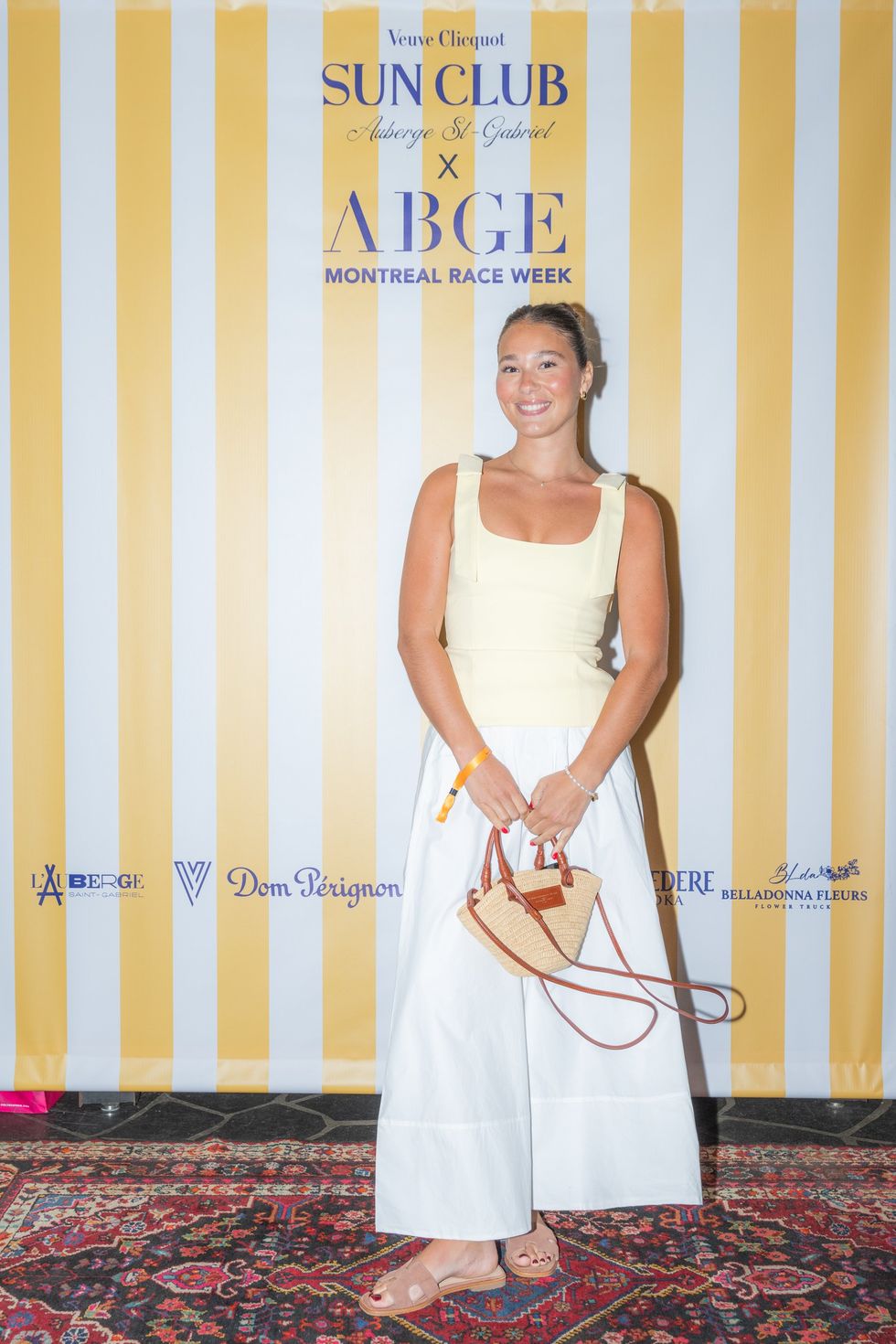 No\u00e9mie Bannes sur le tapis rouge du Grand Prix de la F1 \u00e0 l'Auberge Saint-Gabriel.