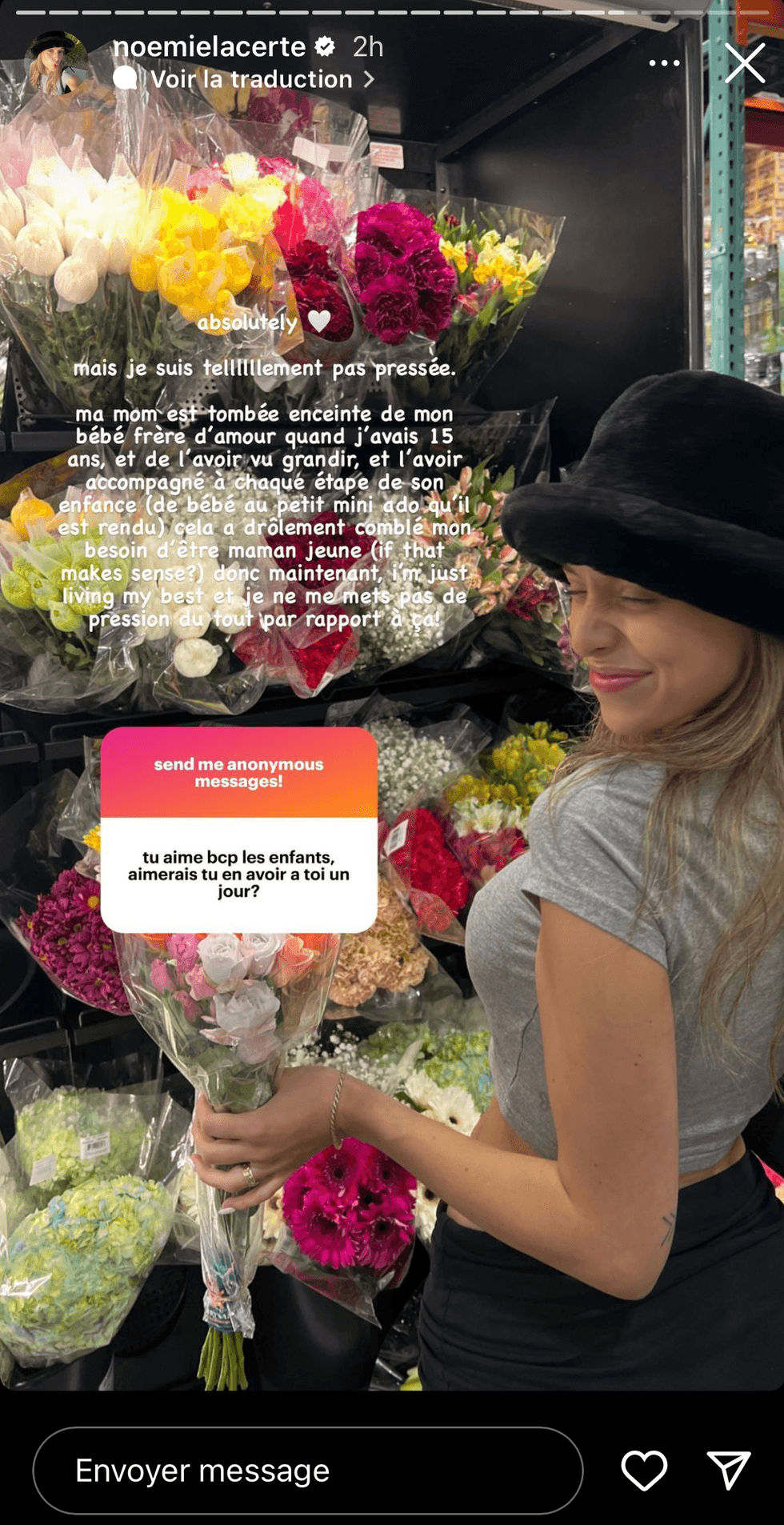 No\u00e9mie Lacerte avec un bouquet de fleurs.