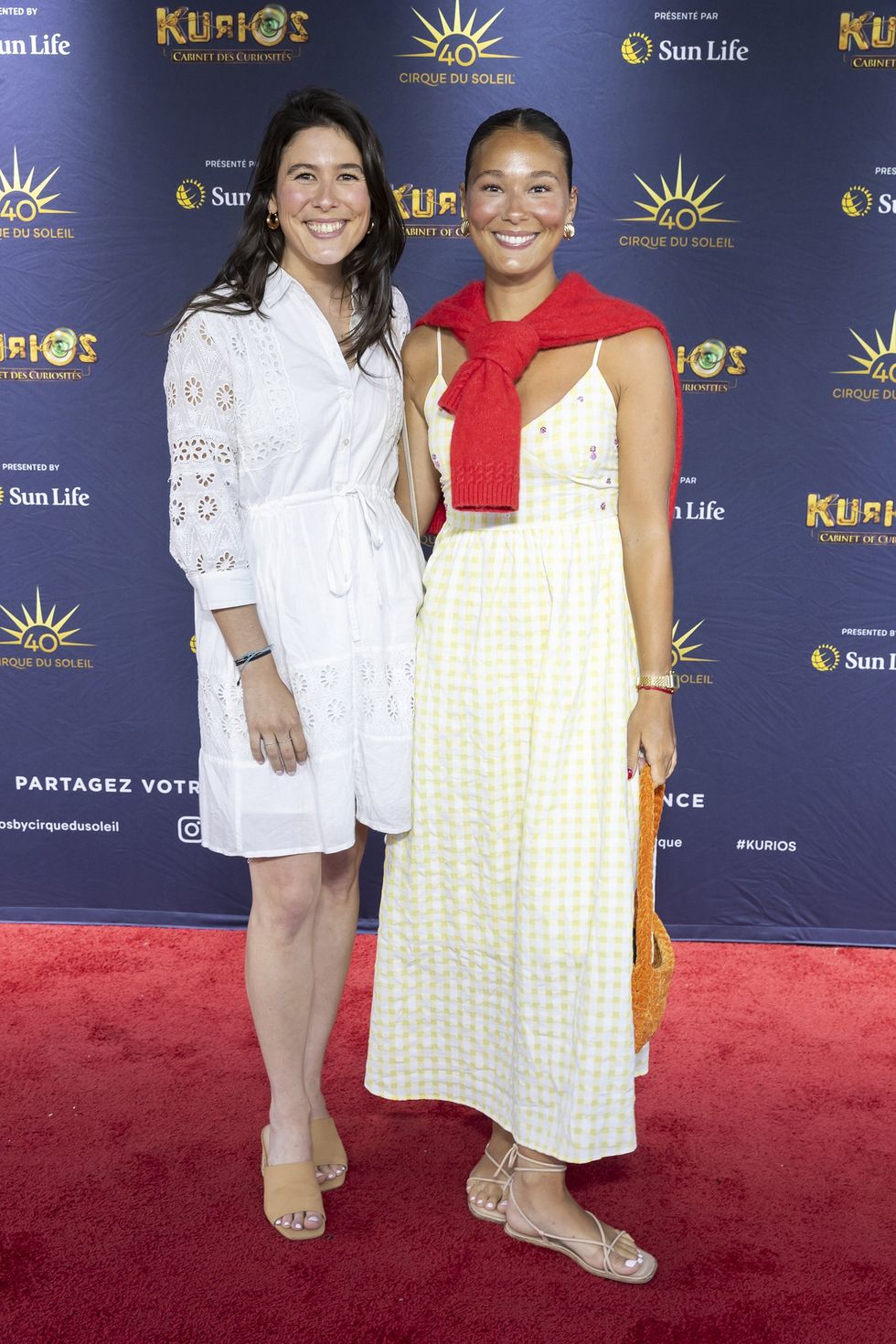 Noe\u0301mie Bannes et son accompagnatrice sur le tapis rouge de Kurios du Cirque du Soleil.