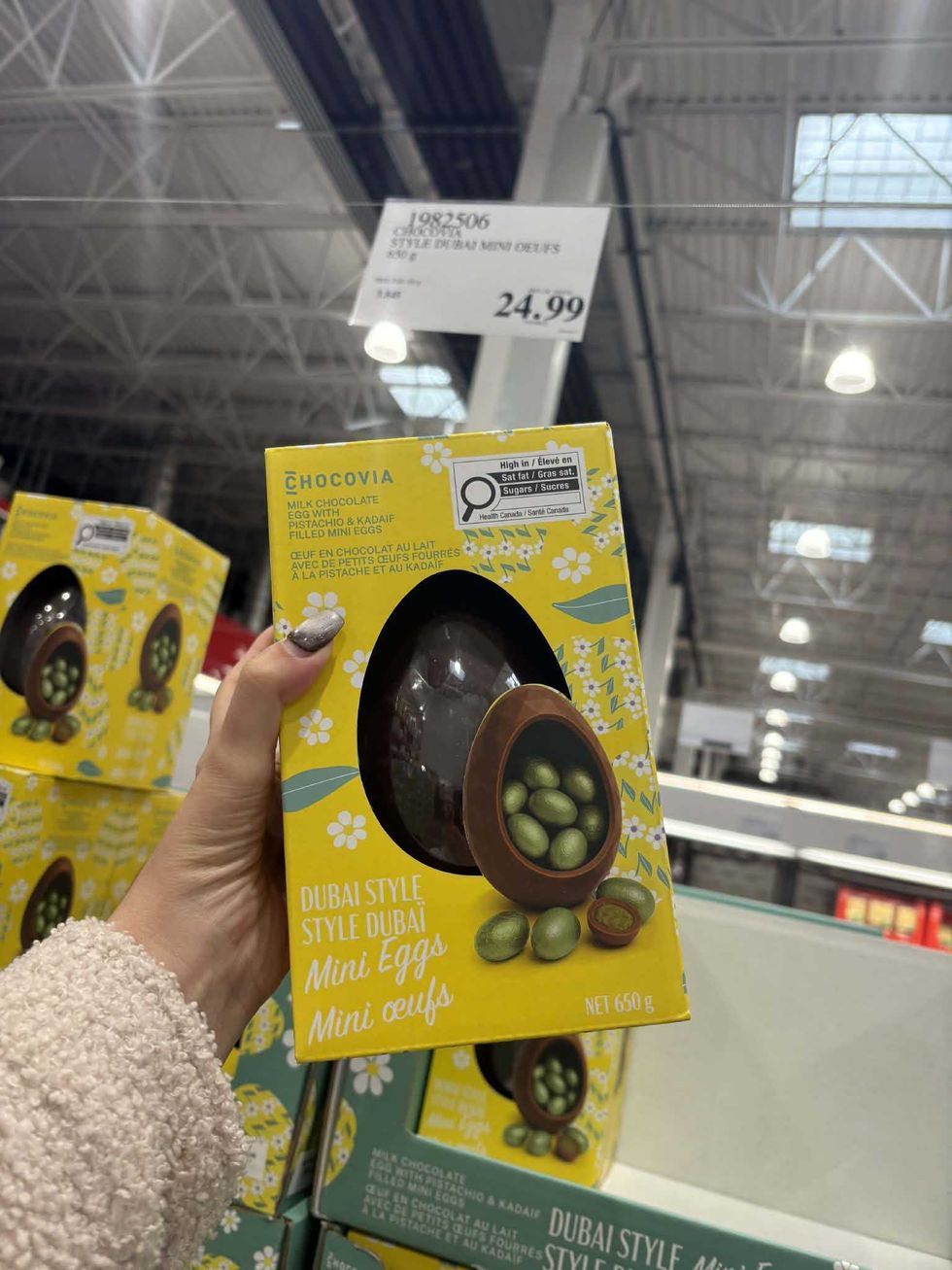 Oeuf en chocolat au lait avec de petits \u0153ufs fourr\u00e9s \u00e0 la pistache et au kadaif- Chocovia au Costco.