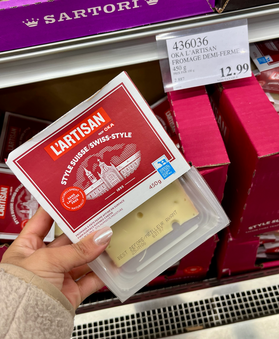 OKA L'artisan style suisse dans une main au Costco.