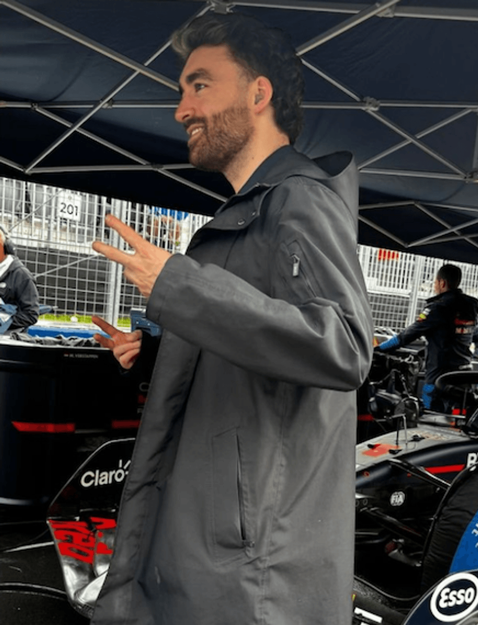 Oliver Heldens \u00e0 l'\u00e9curie Red Bull pendant le Grand Prix de la F1.