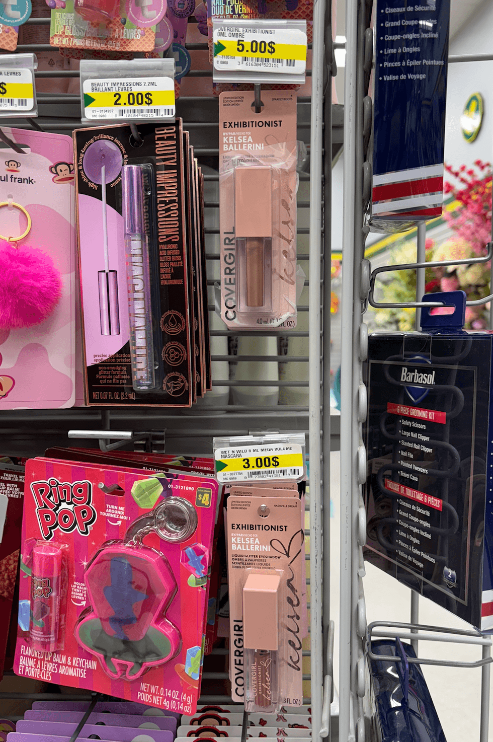 Ombre \u00e0 paupi\u00e8re scintillante liquide Covergirl sur les tablettes du Dollarama.