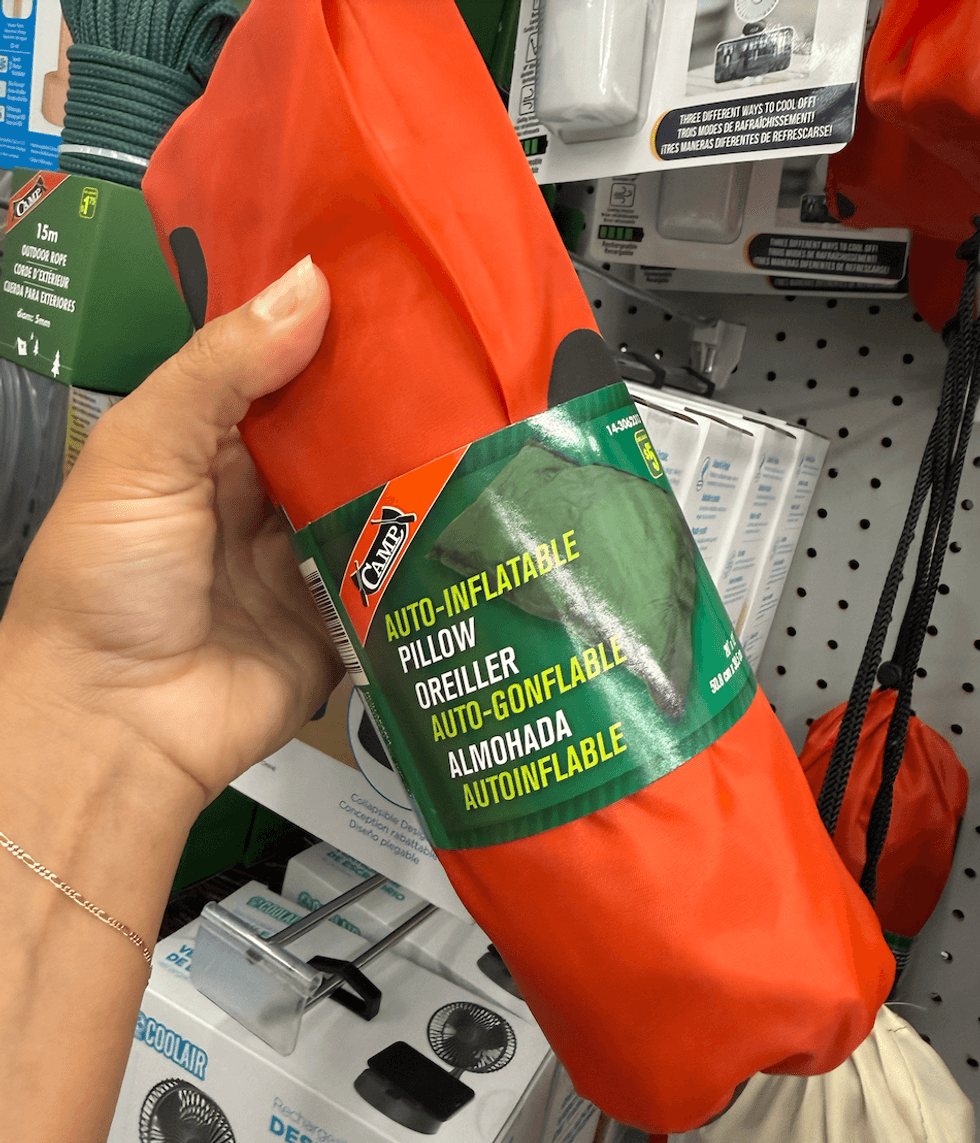 Oreiller auto-gonflable au Dollarama.