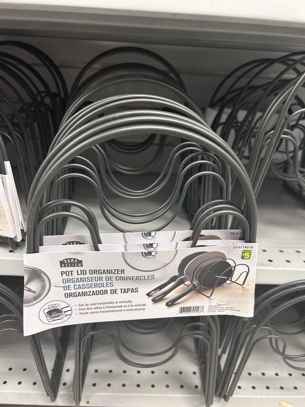 Organisateur de couvercles de casseroles noir.