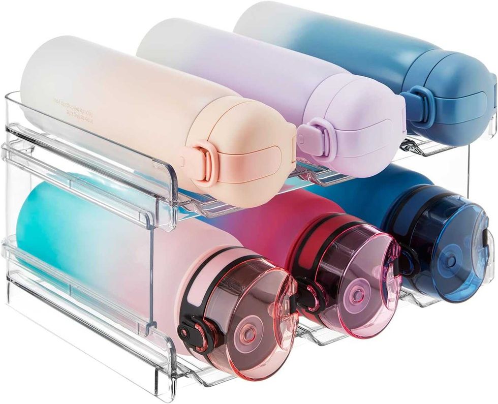 Organisateur transparent pour bouteilles d\u2019eau vendu sur Amazon.