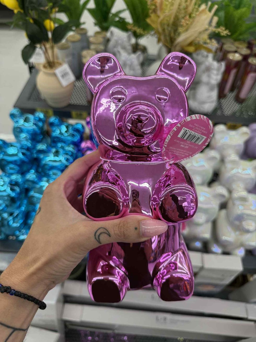 Oursons en c\u00e9ramique de couleur bleu, rose et blanc en vente pour 8 $ chaque chez Tigre G\u00e9ant.