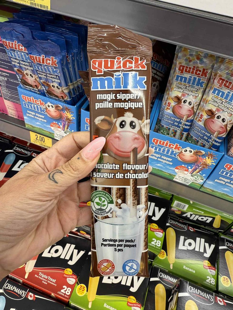 Pailles magiques \u00e0 saveur de chocolat et de c\u00e9r\u00e9ales fruit\u00e9es en vente chez Tigre G\u00e9ant pour 2 $.