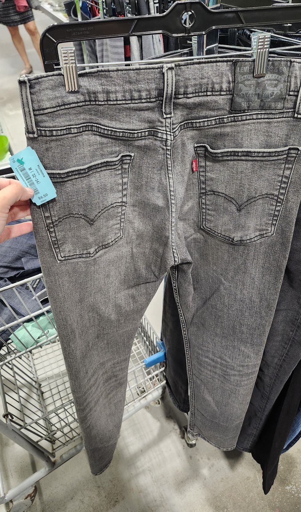 Paire de jeans noir de la marque Levi's.