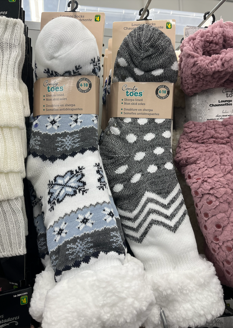 Paires de bas en laine rembourr\u00e9s \u00e0 motifs diff\u00e9rents.