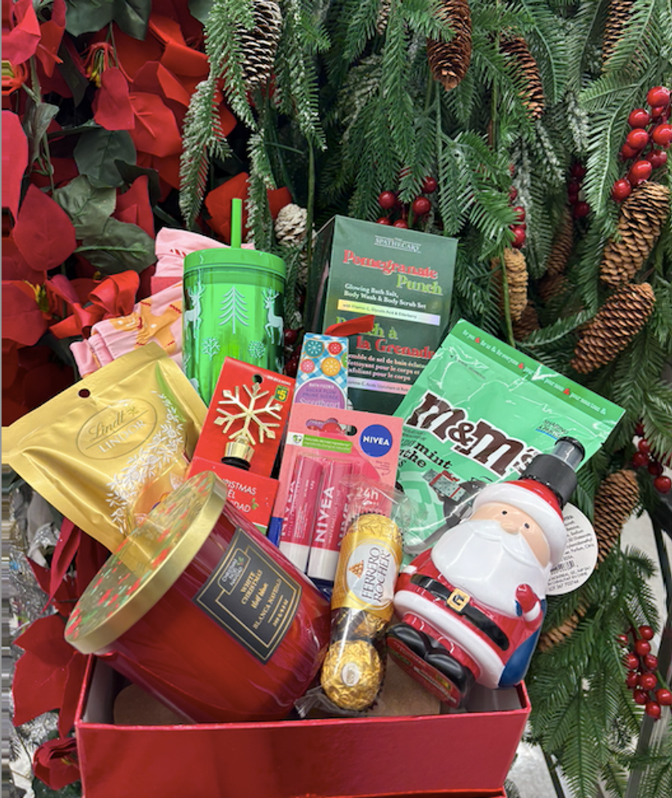 Panier-cadeau compos\u00e9 de trouvailles du Dollarama.