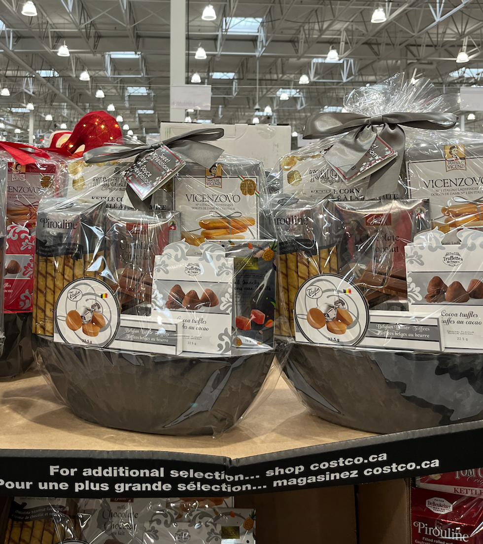 Panier cadeau sucr\u00e9 qui comprend des truffes, des biscuits roul\u00e9s Pirouline, des doigts de dame, et plus.