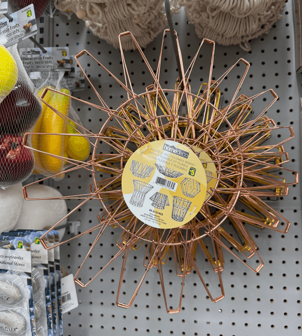 Panier d\u00e9coratif pliable en m\u00e9tal couleur cuivre/rose dor\u00e9.