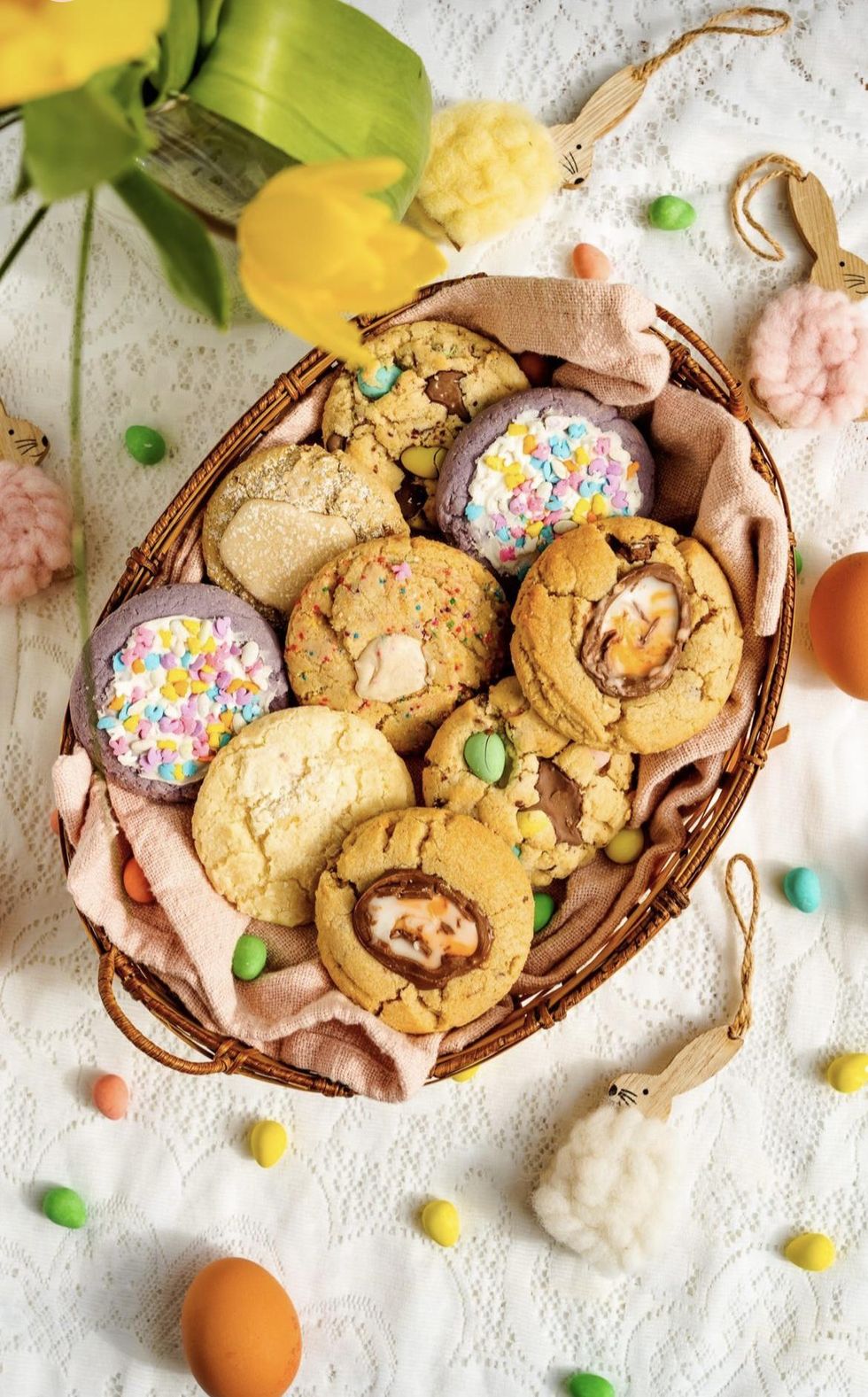 Panier d'une vari\u00e9t\u00e9 de biscuits provenant de That Cookie Dough.