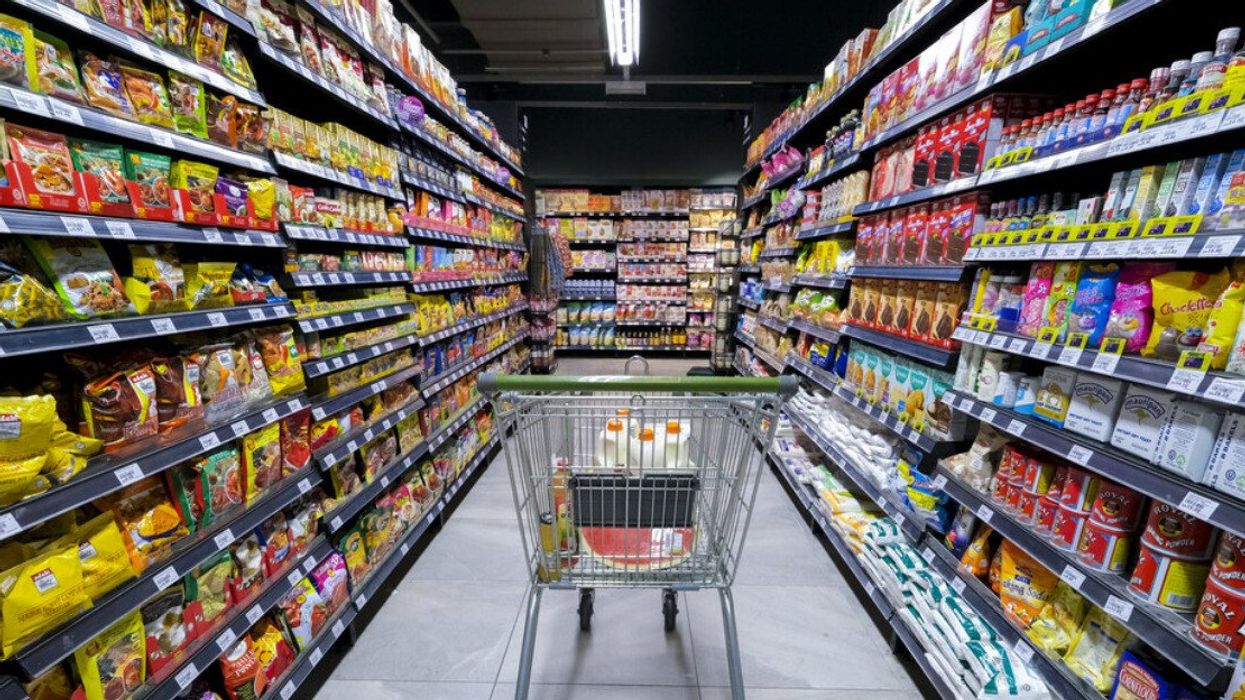 Panier dans une allée d'épicerie.