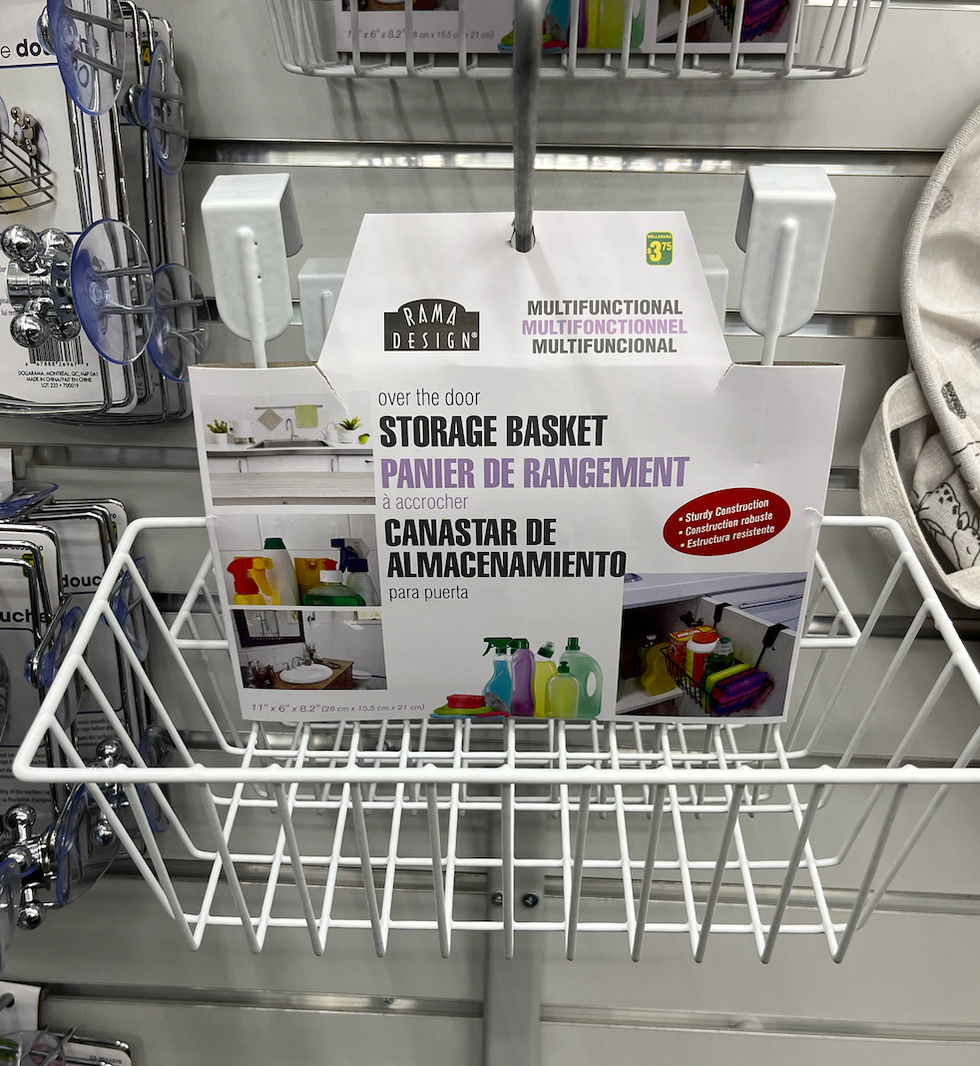 Panier de rangement blanc en m\u00e9tal dans les rayons du Dollarama.