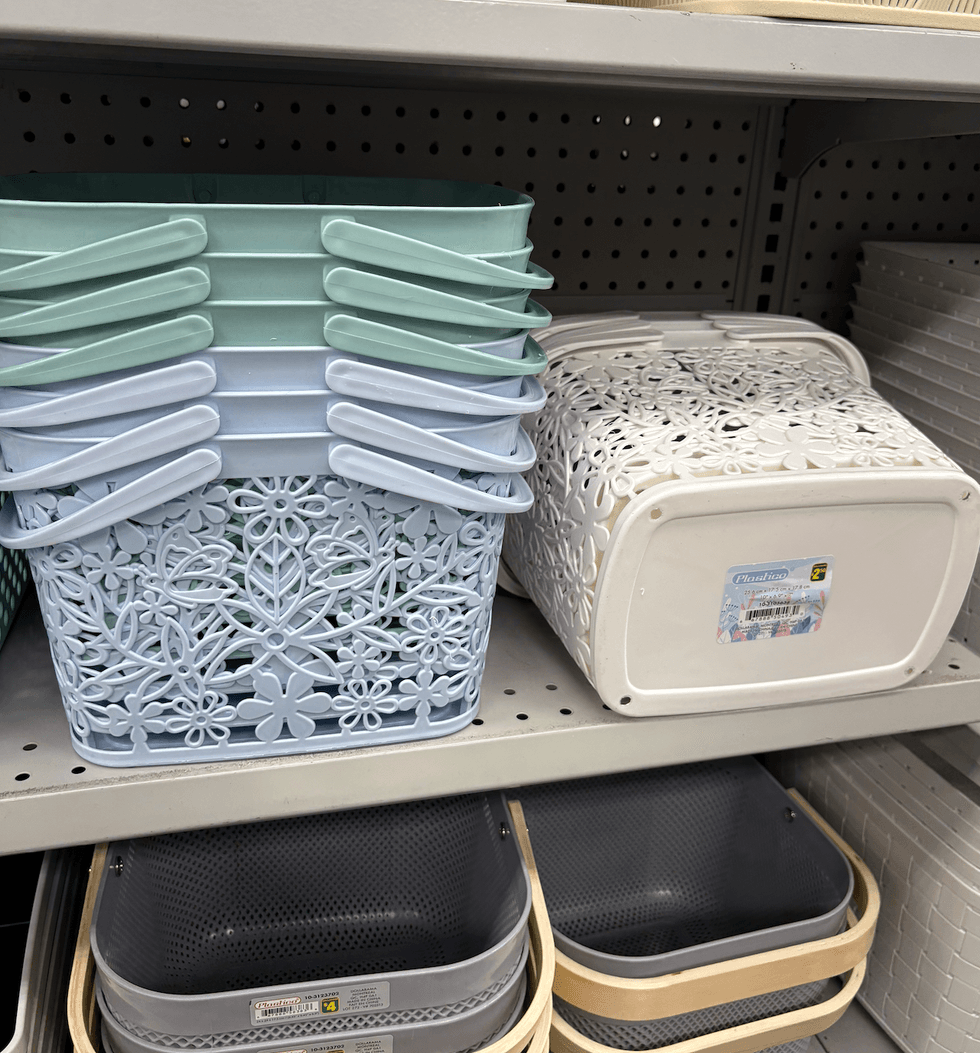 Panier de rangement sur les tablettes du Dollarama.