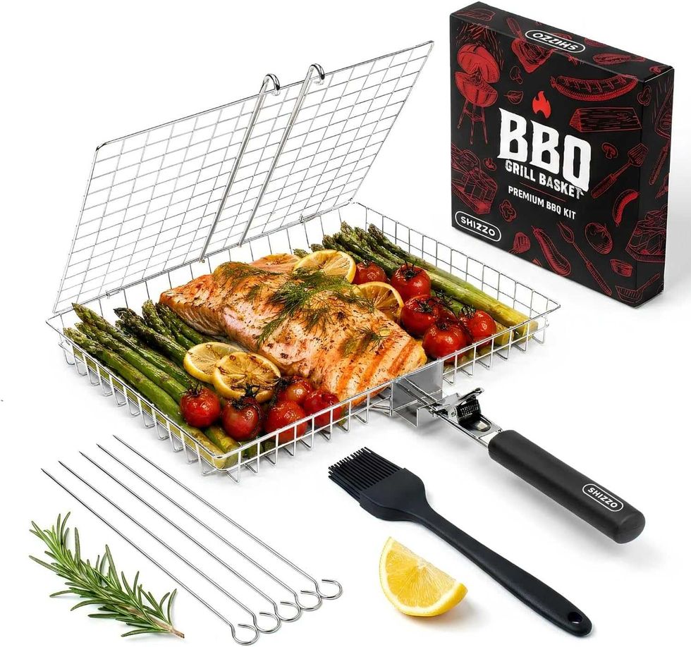 Panier \u00e0 griller en acier inoxydable avec poign\u00e9e, pinceaux et accessoires pour cuire poissons, l\u00e9gumes, fruits de mer et autres aliments sur le barbecue \u00e0 vendre sur Amazon Canada.