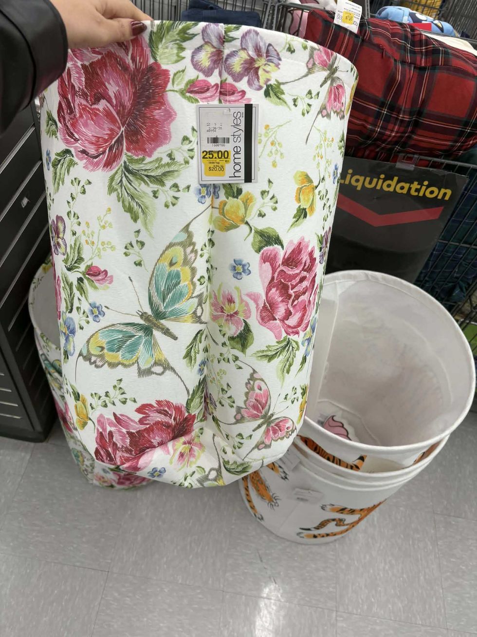 Panier \u00e0 linge avec motifs floraux color\u00e9s et papillons Home Styles chez Tigre G\u00e9ant.