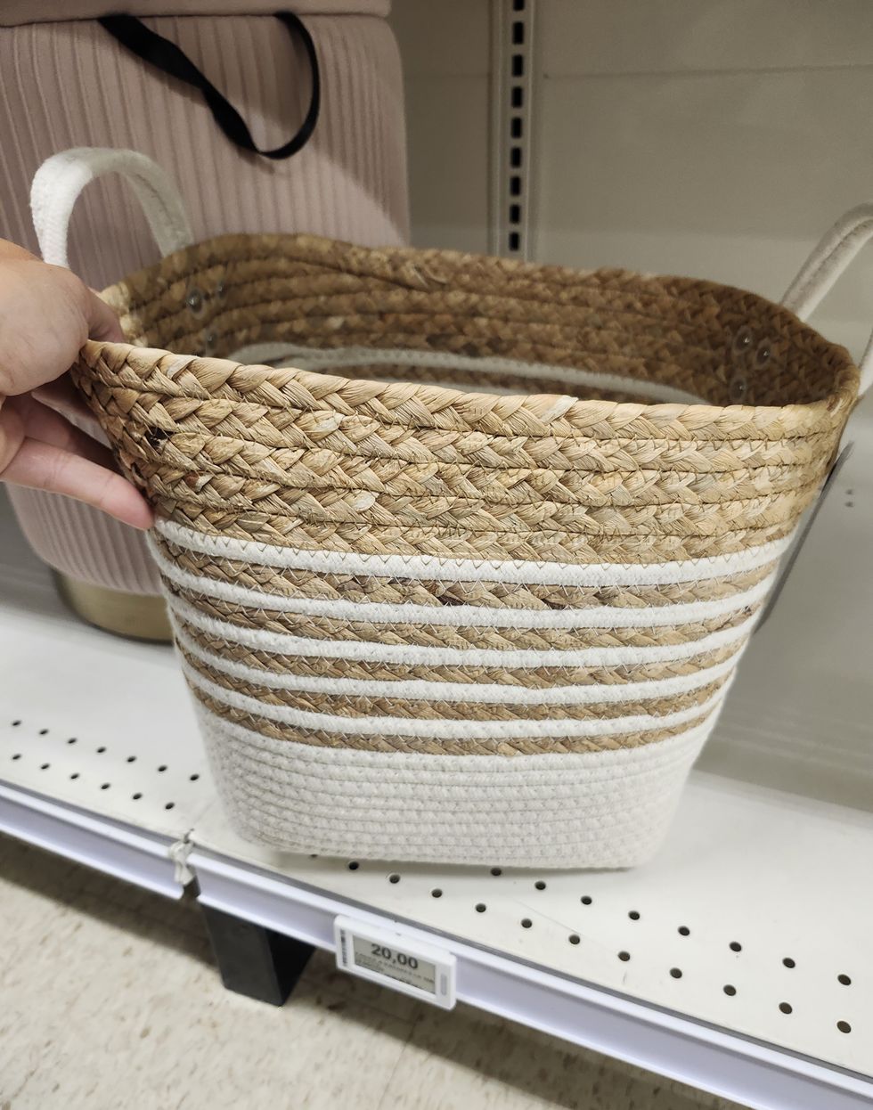 Panier \u00e0 rayures et poign\u00e9es blanches.