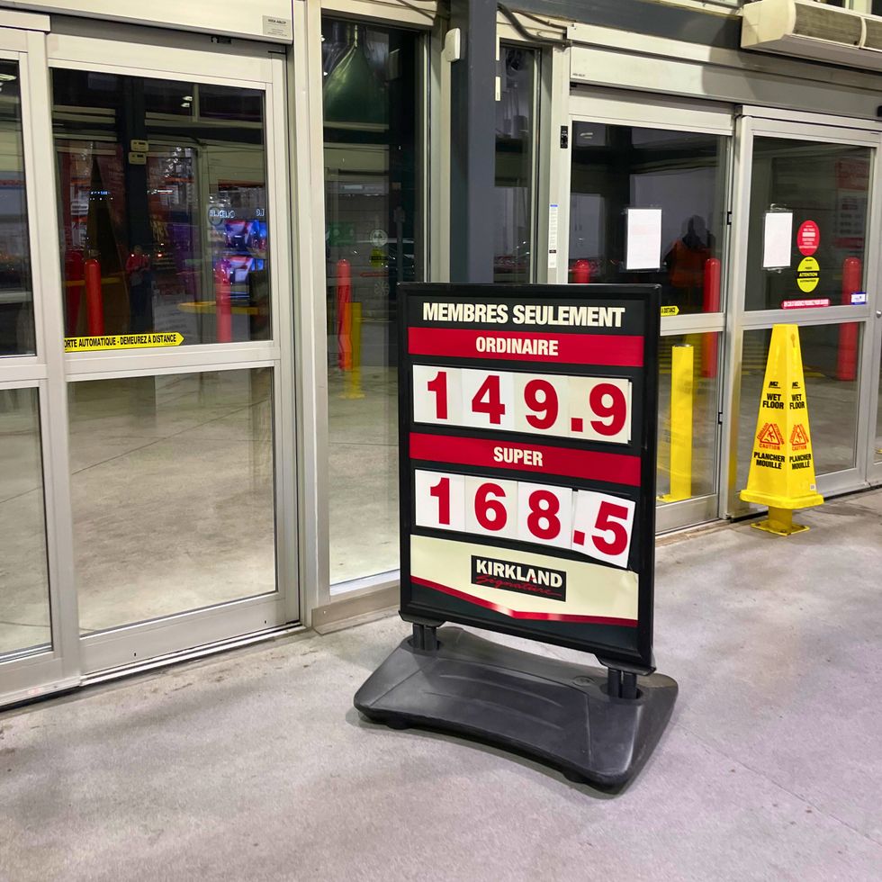 Panneau affichant les tarifs de l'essence chez Costco : 149,9 $ pour l'ordinaire et 168,5 $ pour le super.