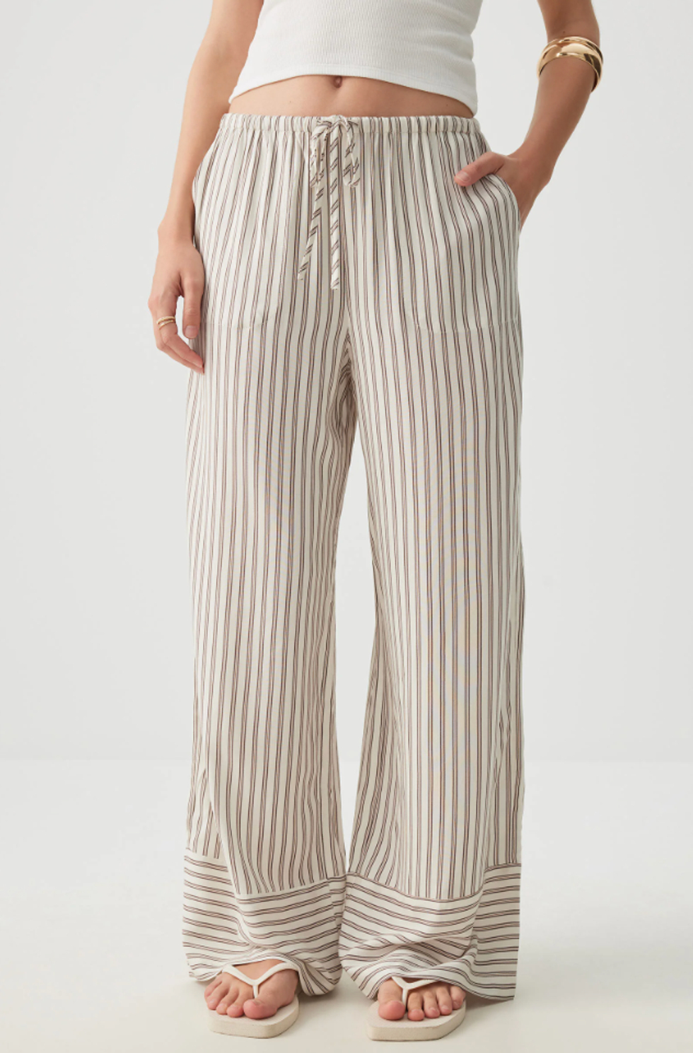 Pantalon ample style pyjama ray\u00e9 beige et brun.