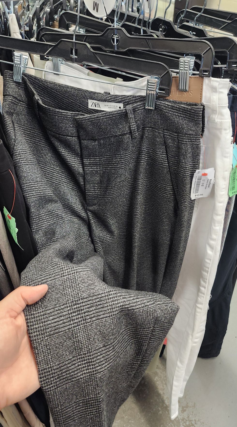 Pantalon \u00e0 imprim\u00e9 carreaux de la marque Zara.