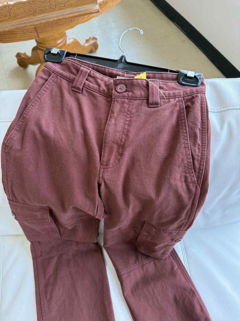 Pantalons de style cargo de couleur bourgogne dans la section liquidation pour adultes de la friperie Au Grenier Populaire.