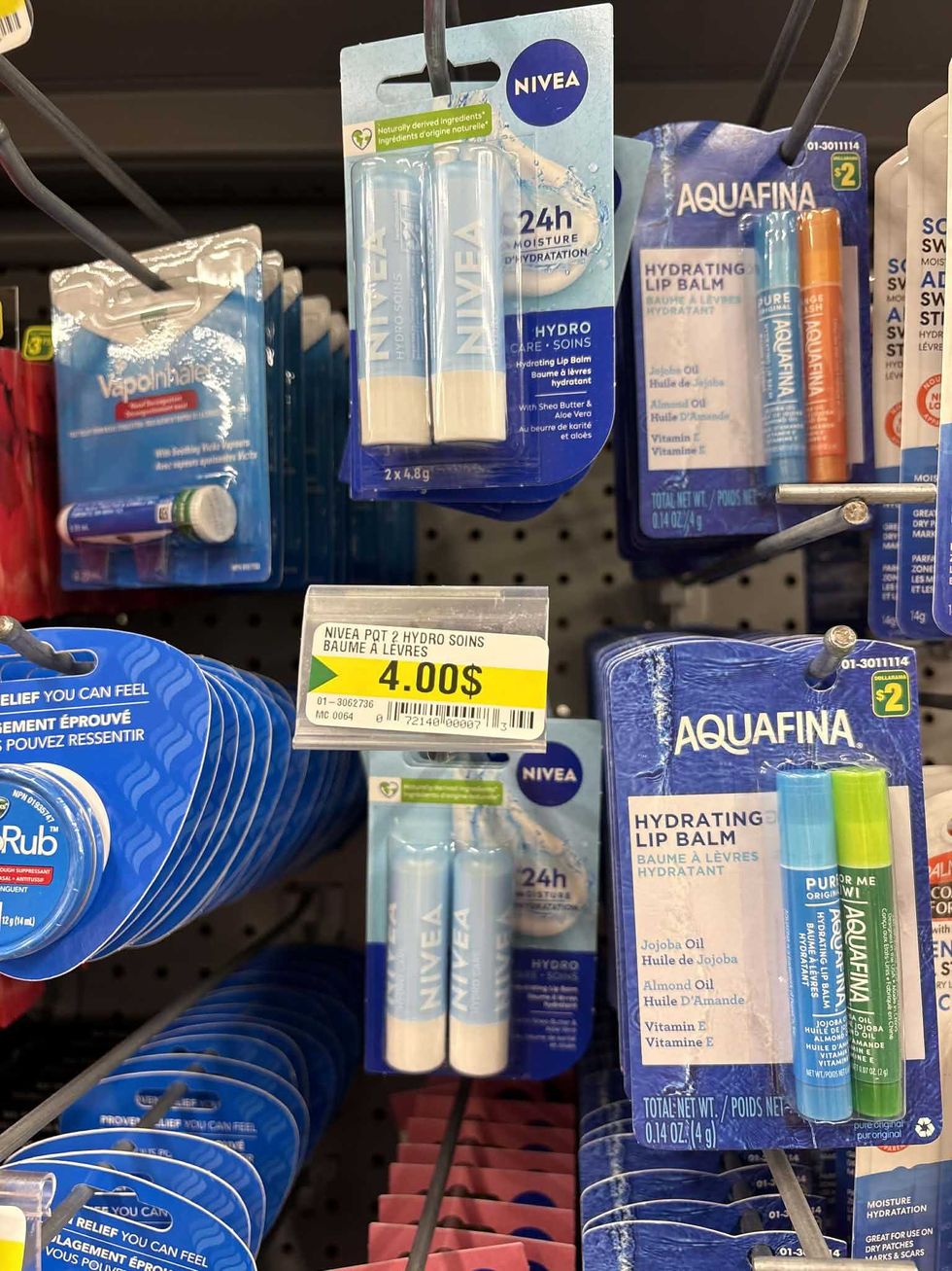 Paquet de 2 baumes \u00e0 l\u00e8vres Nivea sur les tablettes du Dollarama.