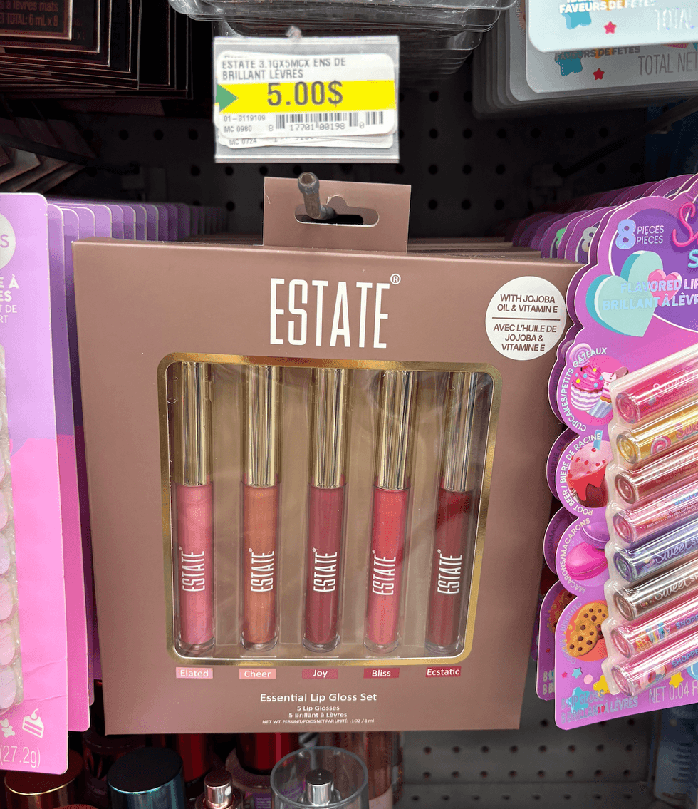 Paquet de cinq brillants \u00e0 l\u00e8vres sur les \u00e9tag\u00e8res du Dollarama.